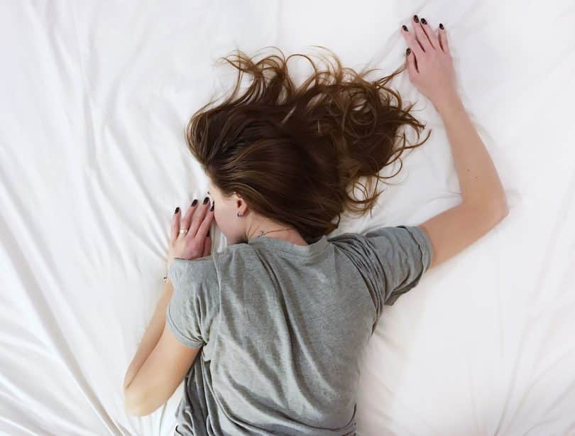 femme dans un lit