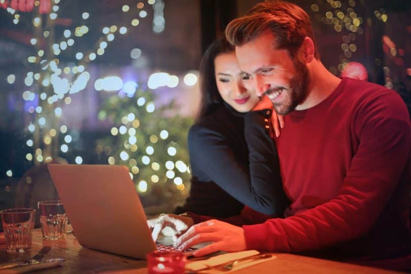 couple pianotant sur un ordinateur