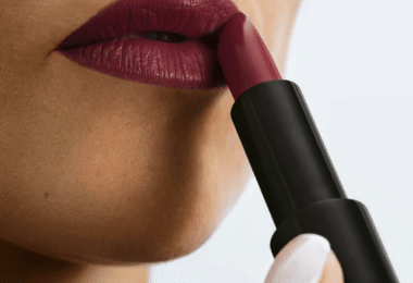 Pose d'un rouge à lèvres mat