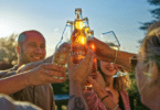 personnes qui boivent du cidre