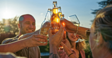 personnes qui boivent du cidre