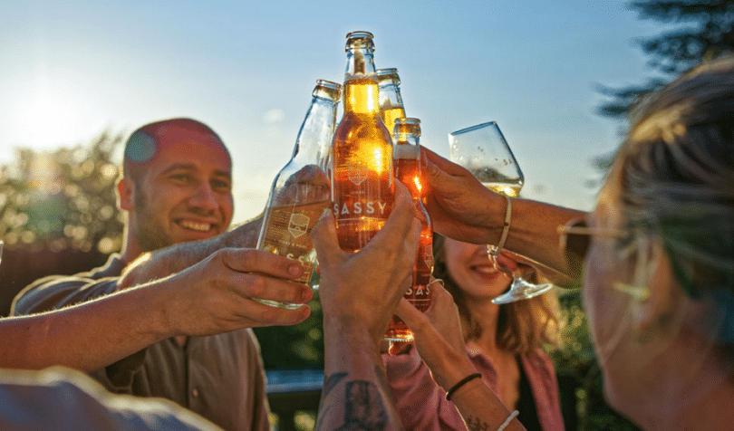 personnes qui boivent du cidre